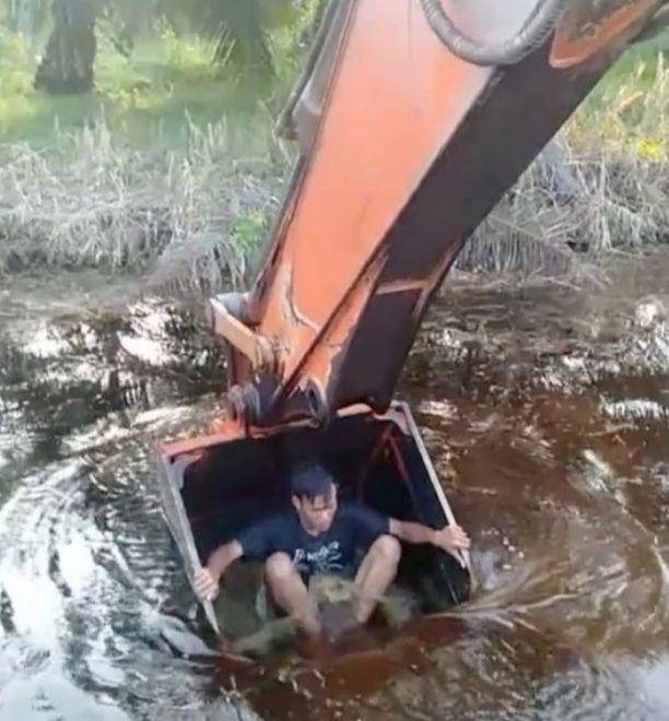 aksi kocak saat berendam (instagram.com/sukijan)