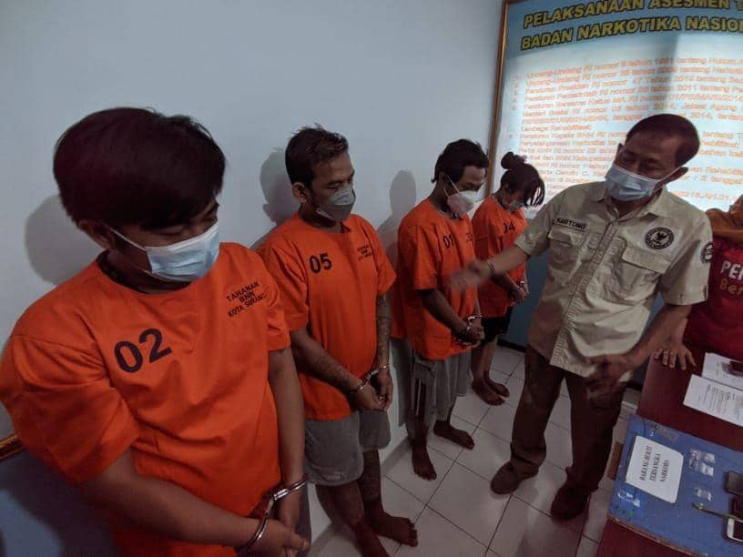 Empat pelaku penyalahgunaan narkotika saat di BNNK Surabaya. Dok. Ist.