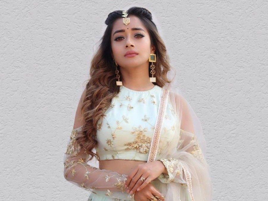 10 Potret Tina Datta Pemeran Ichcha di Uttaran saat Pamer Perut Rata