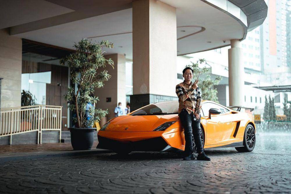 potret Doni Salmanan dengan mobilnya (instagram.com/donisalmanan)