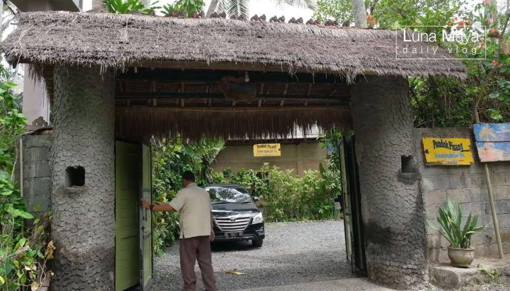 rumah ibunda Luna Maya (YouTube.com/Luna Maya)