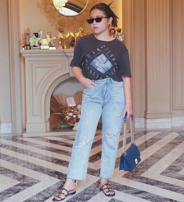 Prilly menggunakan kaos hitam dengan jeans (instagram.com/prillylatuconsina96)