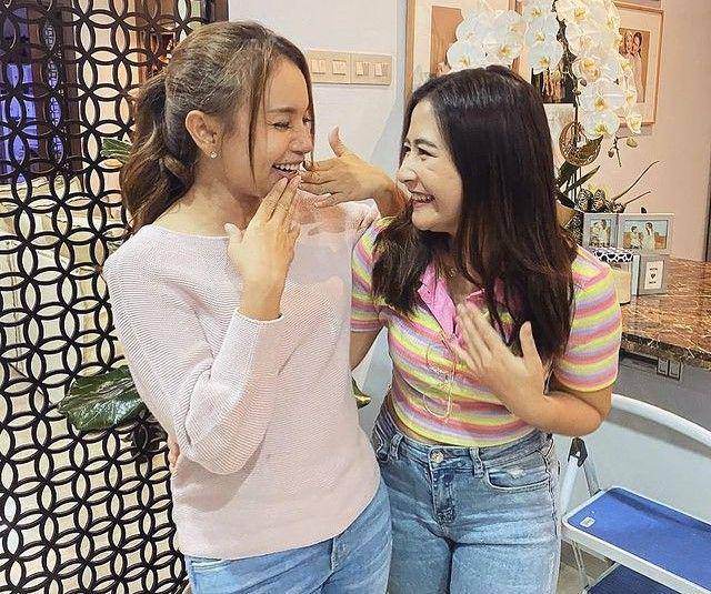 Prilly dan Rossa tertawa bersama (instagram.com/prillylatuconsina96