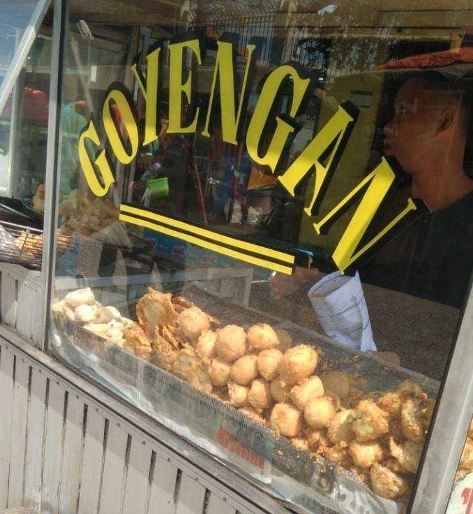 tulisan di gerobak gorengan (Twitter.com/zakkybbs__)