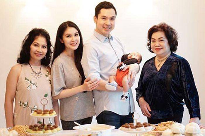 potret Sandra Dewi bersama keluarganya (instagram.com/sandradewi88)