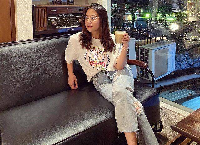 Priily duduk santai (instagram.com/prillylatuconsina96)