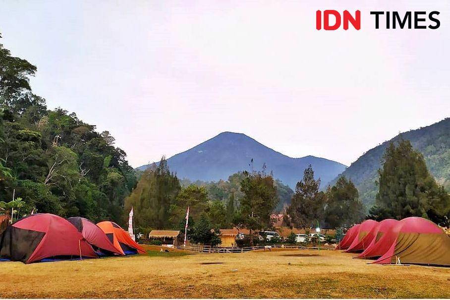 Gunung Pangrango sebagai latar Buper Bukit Golf (IDN Times/Intan Deviana)