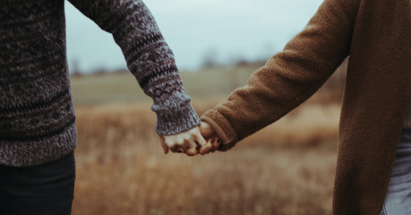 ilustrasi berpegangan tangan (unsplash.com/Joanna Nix-Walkup)