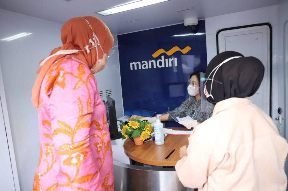 Menteri Ketenagakerjaan Ida Fauziyah meninjau pembukaan dan aktivasi rekening secara kolektif bagi penerima bantuan Pemerintah berupa subsidi gaji/upah (BSU) 2021 untuk pekerja/buruh PT Perusahaan Industri Ceres, Dayeuhkolot, Bandung, Jawa Barat, Jumat (10/9/2021). (Dok. Kemnaker)