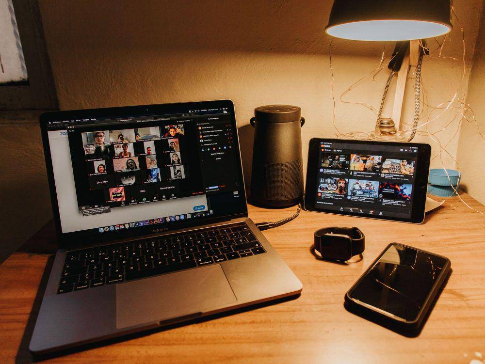 ilustrasi meeting virtual (unsplash.com/@gabrielbenois)