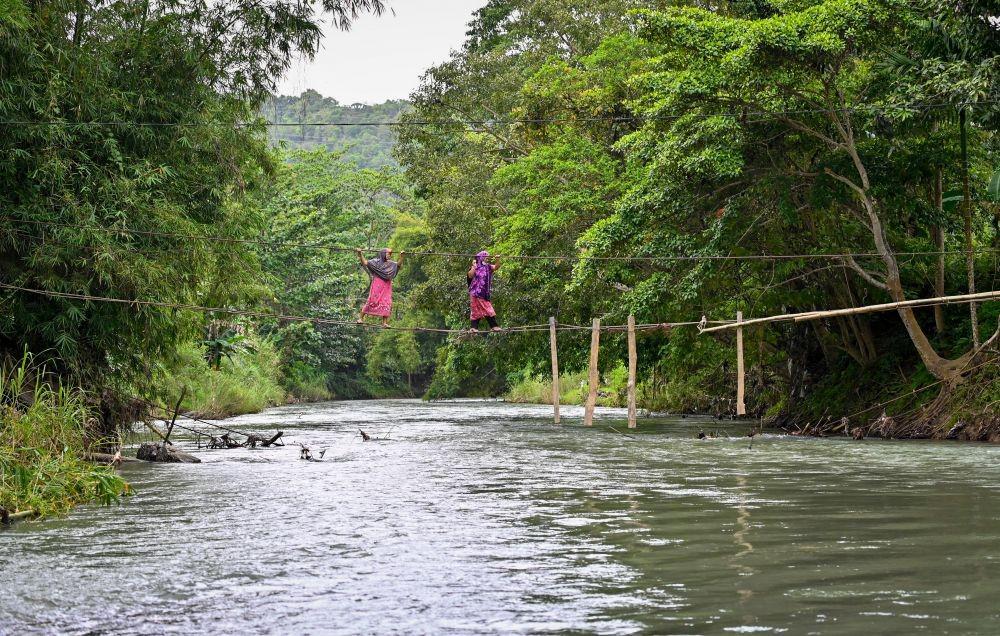 10 Potret Miris Jembatan Rusak di Luwu, Warga Nekat Meniti Kawat Besi