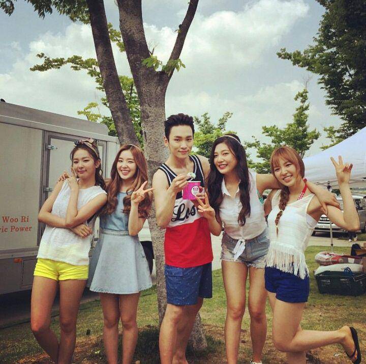 Key SHINee bersama Seulgi, Irene. Joy, dan Wendy Red Velvet (instagram.com/bumkeyk)