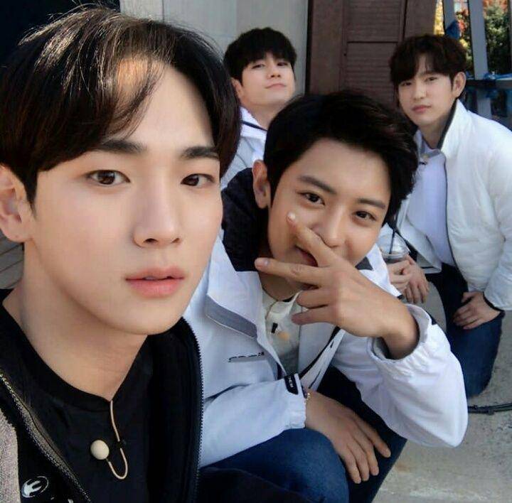 Key SHINee bersama Chanyeol EXO, Ong Sung Woo, dan Park Jin Young (instagram.com/bumkeyk)