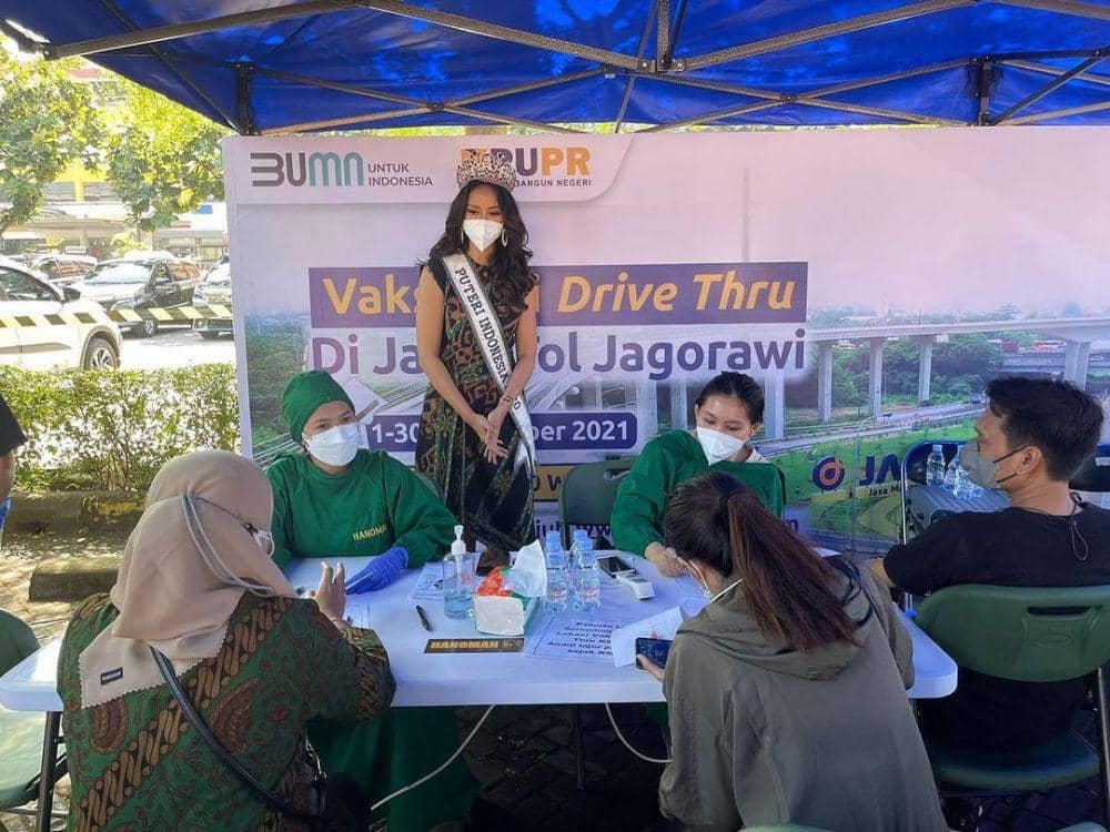 Putri Indonesia 2020, Raden Roro Ayu Maulida Putri mendatangi lokasi vaksinasi drive thru di rest area Tol Jagorawi. (Istimewa)