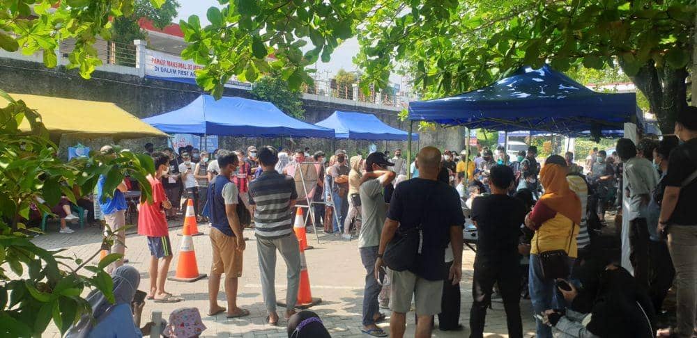 Antrian vaksinasi menjelar di rest area KM21 Tol Jagorawi yang digelar TNI bersama Jasa Marga. Istimewa)