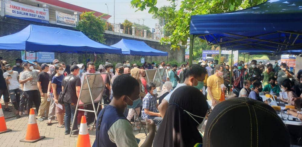 Vaksinasi Drive Thru Rest Area KM 21 Tol Jagorawi Dibanjiri Peserta