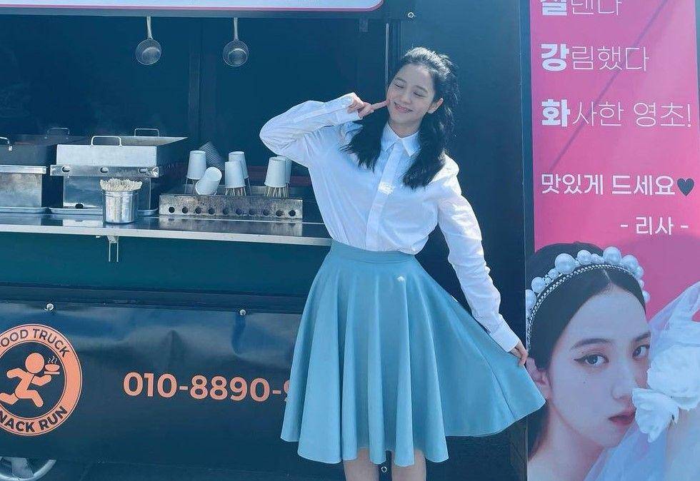 Jisoo dengan kemeja putih (instagram.com/sooyaaa_)