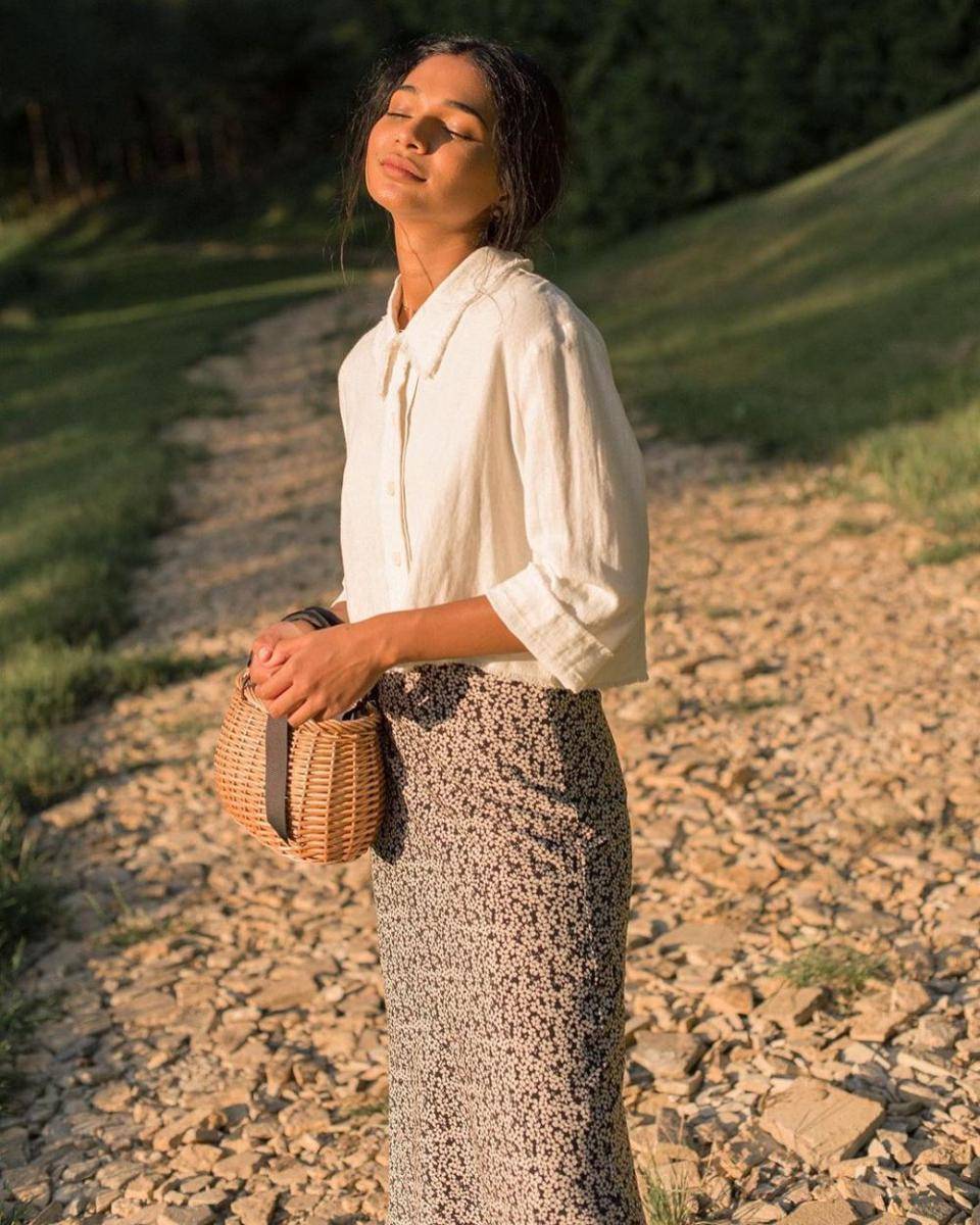 Rok dan kemeja linen (instagram.com/oliveclothing)