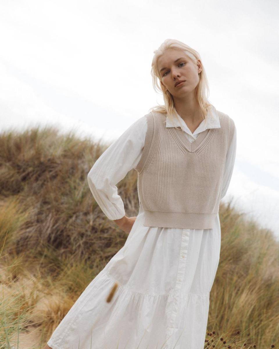 Vest dan dress (instagram.com/rowiethelabel)