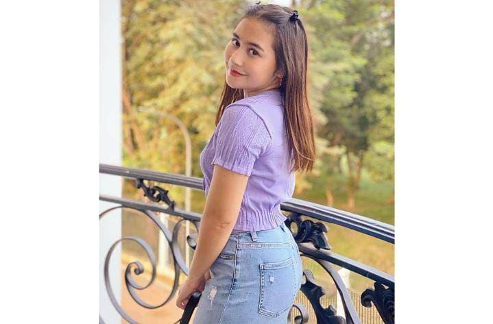 Prilly menggunakan kaos ungu dengan jeans (instagram.com/prillylatuconsina96)