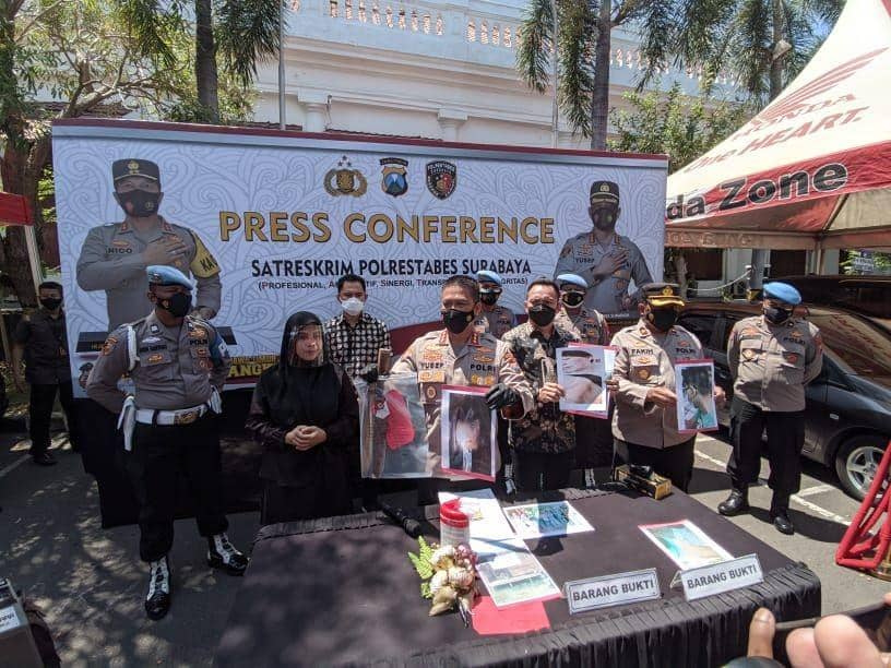 Konferensi pers Polrestabes Surabaya tentang kasus pengeroyokan anggota polisi, Jumat (10/9/2021). Dok istimewa.