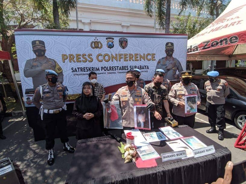 Konferensi pers Polrestabes Surabaya tentang kasus pengeroyokan anggota polisi, Jumat (10/9/2021). Dok istimewa.