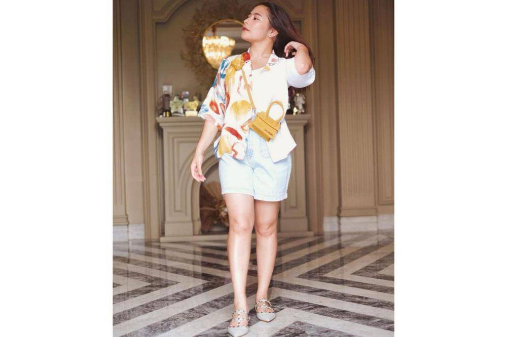 Priilly memakai Hot Pants Jeans dipadukan outer kemeja (instagram.com/prillylatuconsina96)