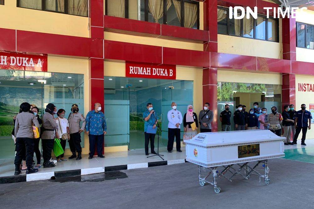 Dirjen PAS menyerahkan salah satu jenazah korban kebakaran Lapas Kelas I Tangerang, Rudhi alias Cangak bin Ong Eng Cue (43) di RS Polri, Jumat (10/9/2021). (IDN Times/Irfan Fathurohman)