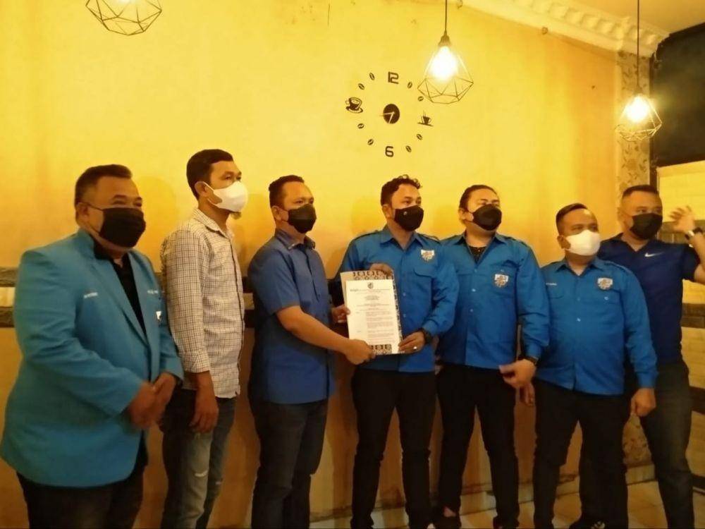 Ketua DPD KNPI Sumut Samsir Pohan resmi menunjuk Ryan Achdiral Juskal S.Sos sebagai Ketua Caretaker DPD KNPI Medan. (Dok. IDN Times)
