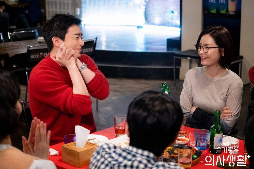 Jo Jung Suk dan Jeon Mi Do dalam drama Hospital Playlist (dok. tvN/Hospital Playlist)