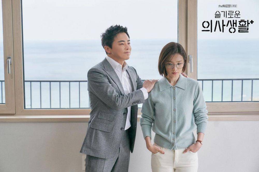 Jo Jung Suk dan Jeon Mi Do dalam drama Hospital Playlist (dok. tvN/Hospital Playlist)
