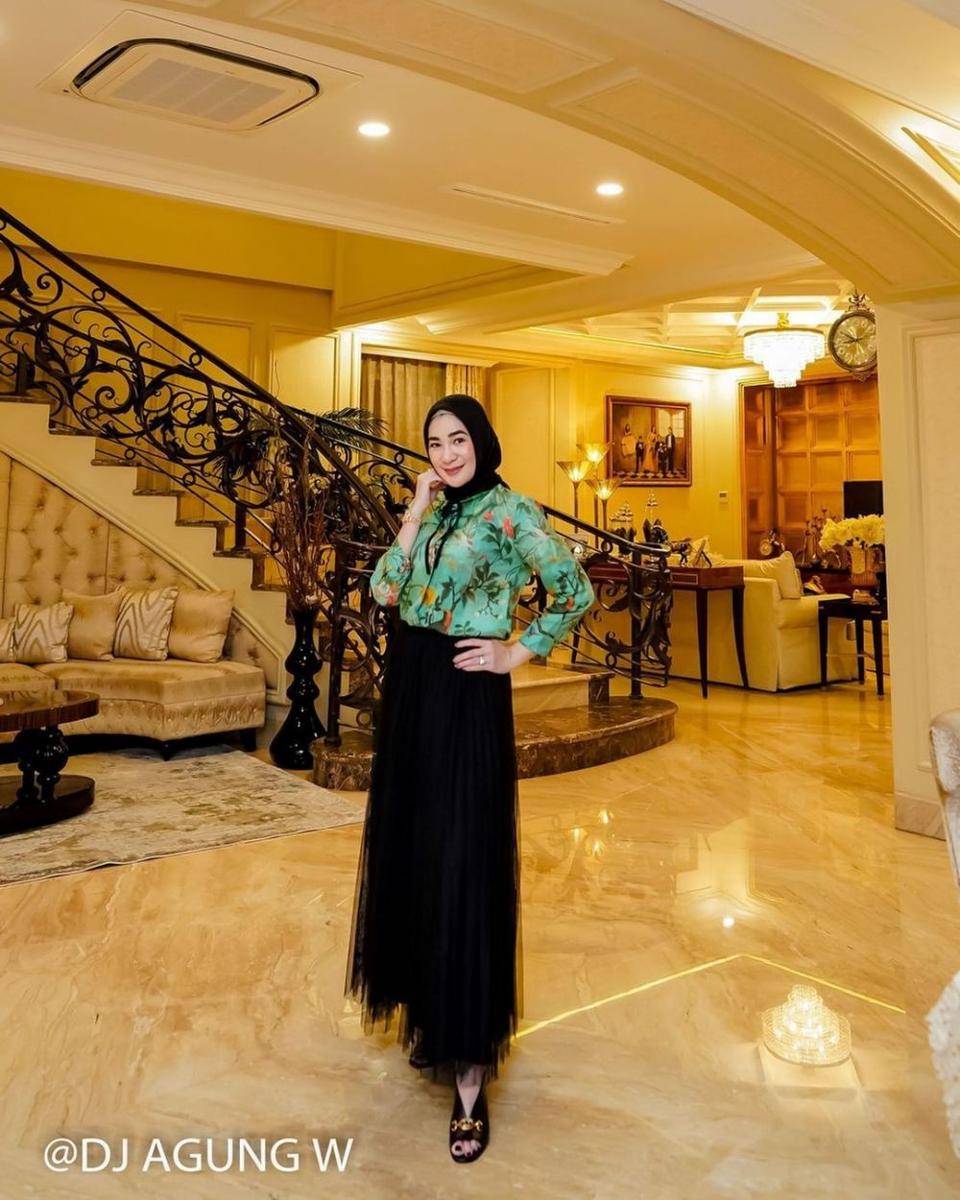 Outfit kondangan Erin Taulany. (instagram.com/erintaulany)