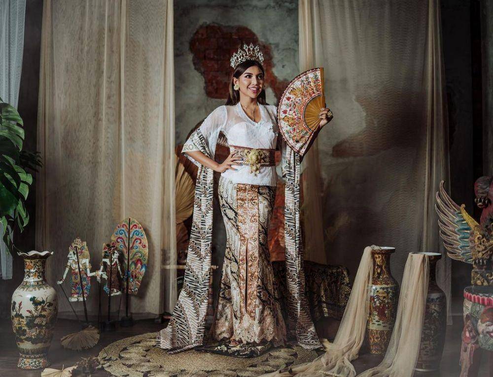 Kebaya Millen Cyrus (instagram.com/millencyrus)