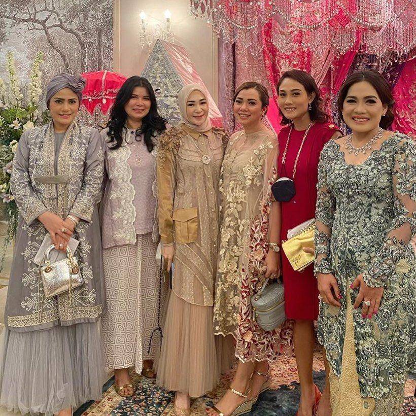 Outfit kondangan Erin Taulany. (instagram.com/erintaulany)