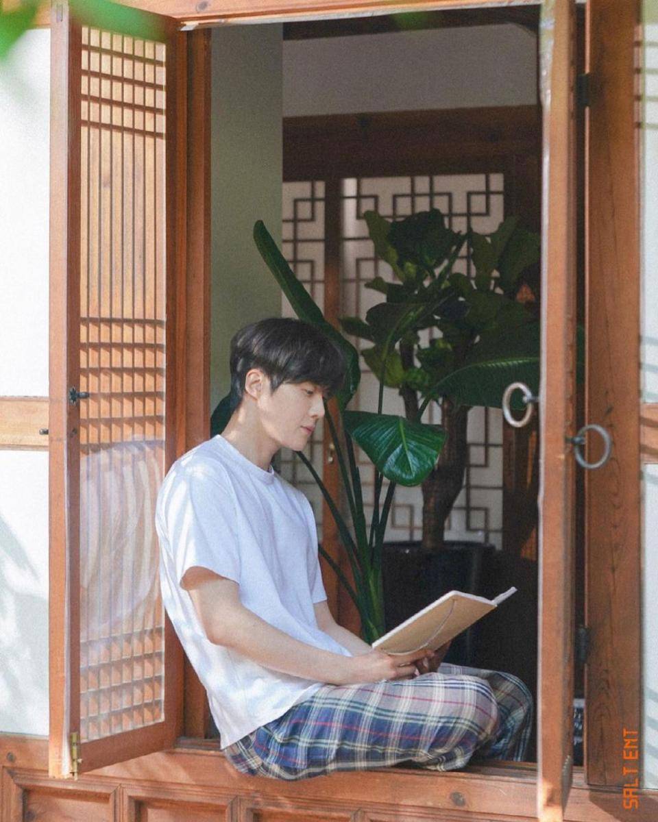 Kim Seon Ho (instagram.com/kimseonho_staff.diary)