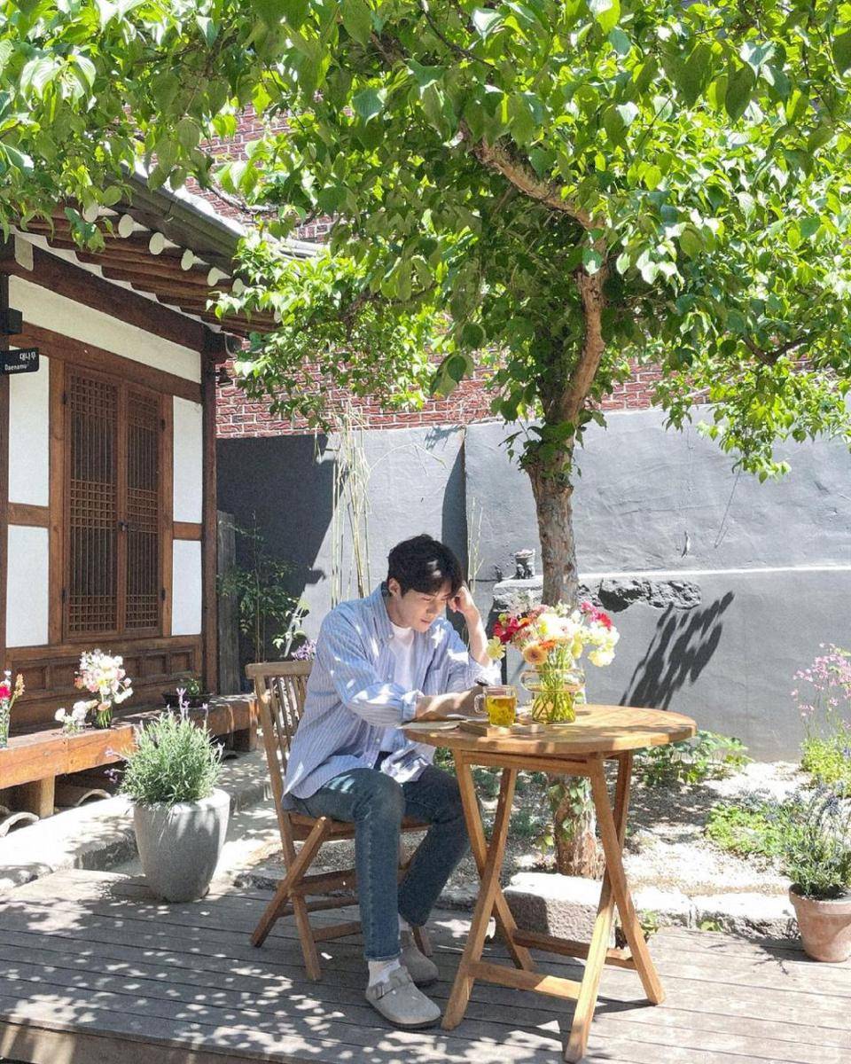 Kim Seon Ho (instagram.com/kimseonho_staff.diary)
