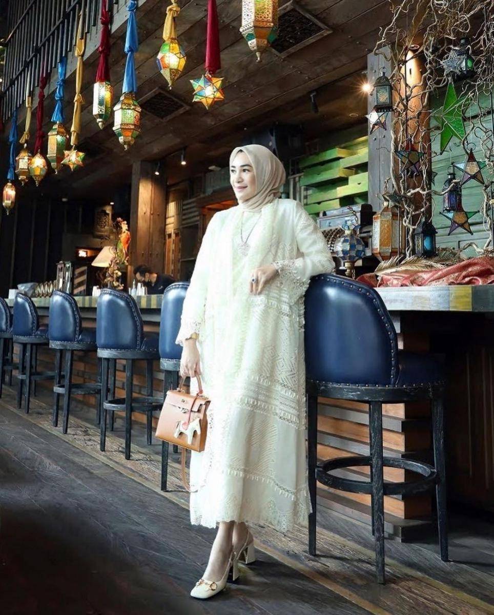 Outfit kondangan Erin Taulany. (instagram.com/erintaulany)
