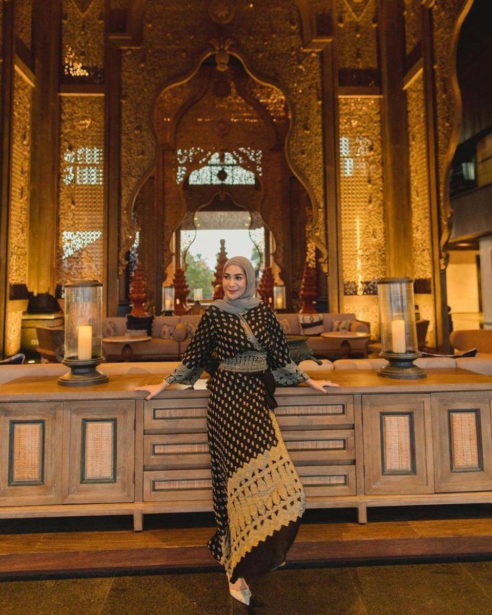 Outfit kondangan Erin Taulany. (instagram.com/erintaulany)