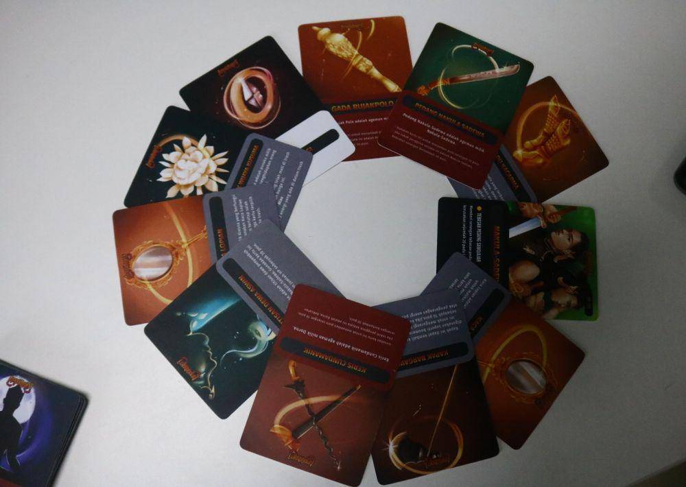 Berbagai macam kartu yang terdapat dalam satu paket wayang trading card game. IDN Times/Alfi Ramadana
