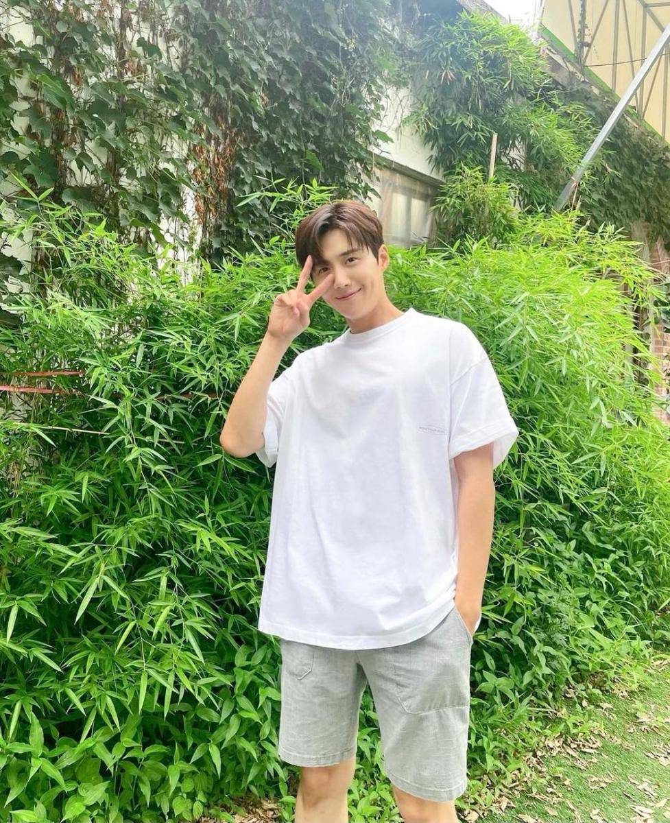 Kim Seon Ho (instagram.com/kimseonho_staff.diary)