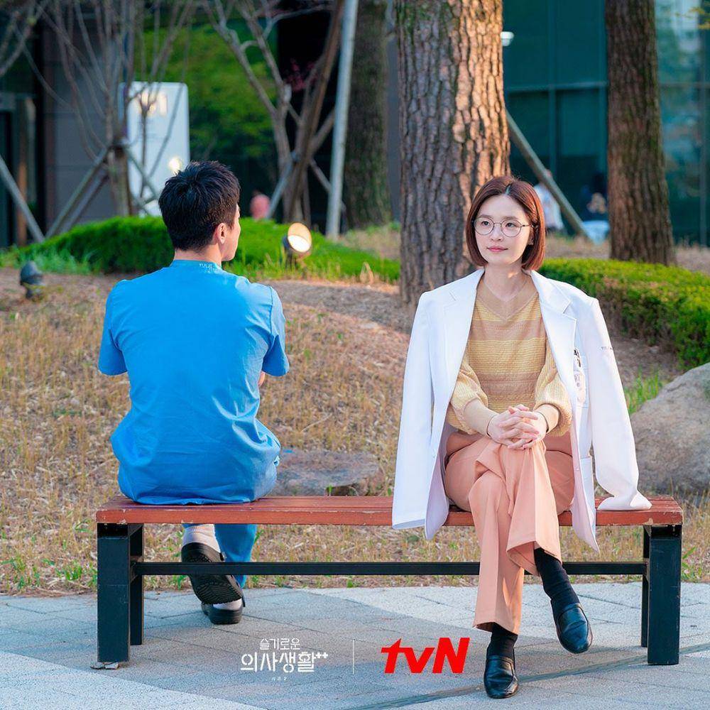 Jo Jung Suk dan Jeon Mi Do dalam drama Hospital Playlist (dok. tvN/Hospital Playlist)