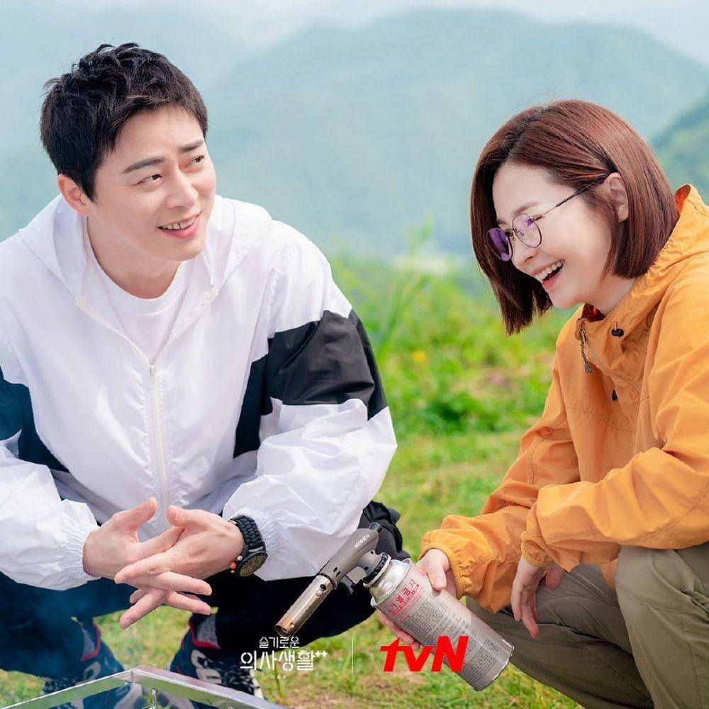 Jo Jung Suk dan Jeon Mi Do dalam drama Hospital Playlist (dok. tvN/Hospital Playlist)