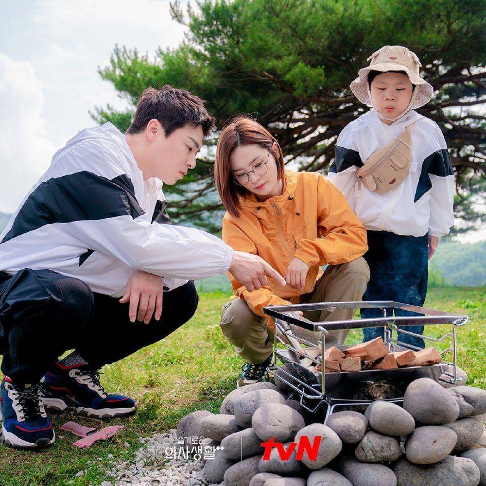 Jo Jung Suk dan Jeon Mi Do dalam drama Hospital Playlist (dok. tvN/Hospital Playlist)