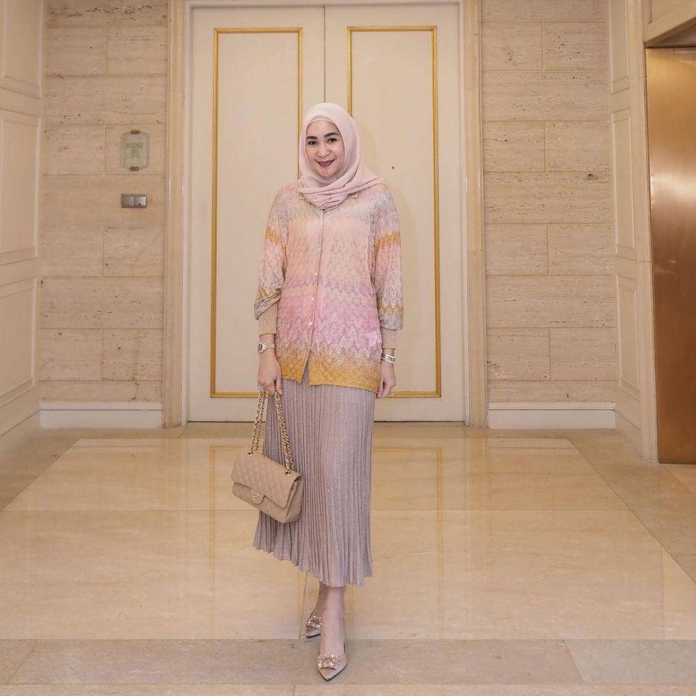 Outfit kondangan Erin Taulany. (instagram.com/erintaulany)