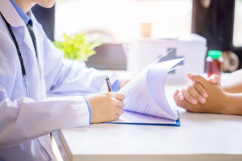 ilustrasi konsultasi dengan dokter (freepik.com/jcomp)