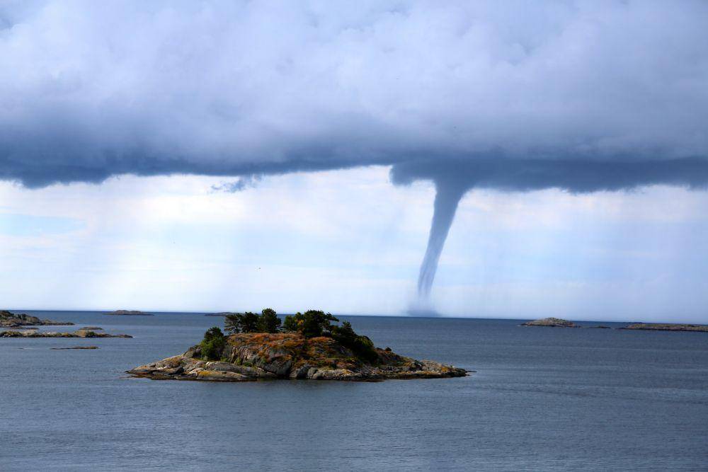 ilustrasi tornado (unsplash.com/Espen Bierud)