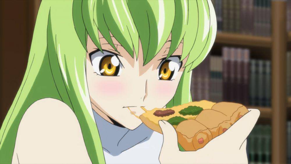 cuplikan adegan C.C. memakan pizza (dok. Studio Sunrise/Code Geass)