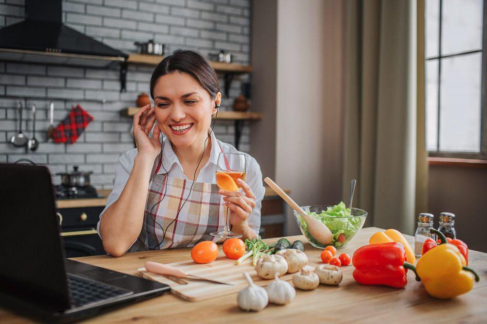 ilustrasi video call dengan kekasih (myrecipes.com)