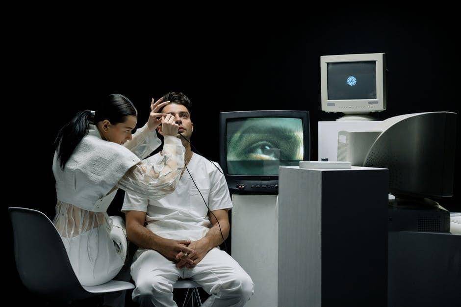 ilustrasi pemeriksaan mata oleh dokter (pexels.com/cottonbro)