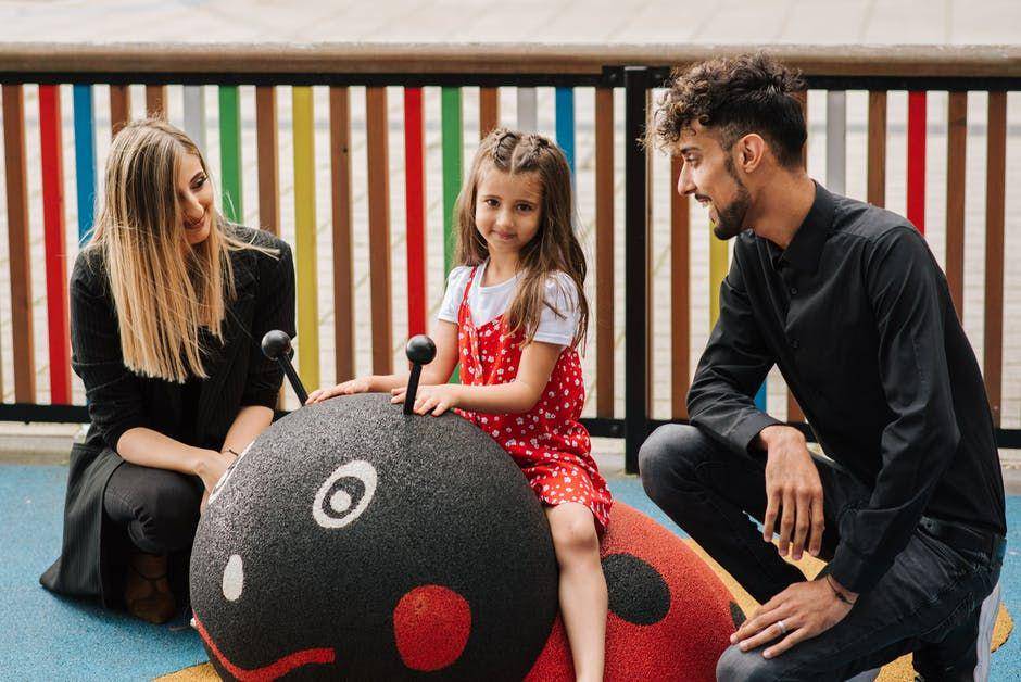 ilustrasi om dan tante bersama keponakan (pexels.com/Anete Lusina)